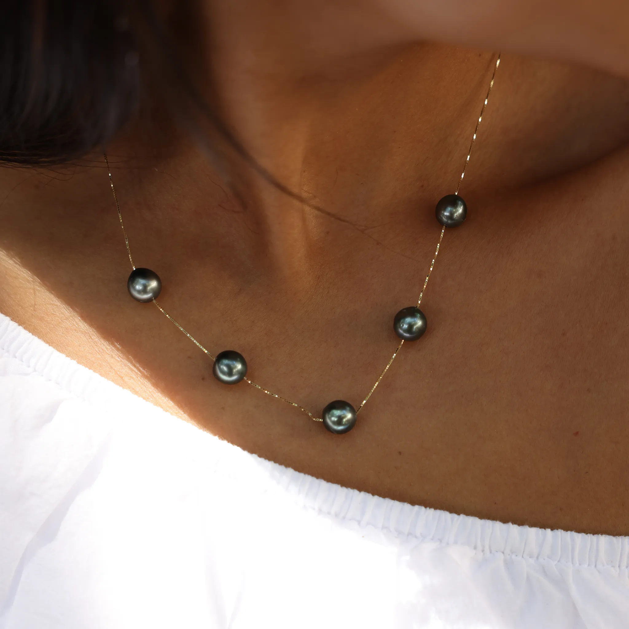 18" Tahitian Black Pearl Necklace in Gold - 9-10mm