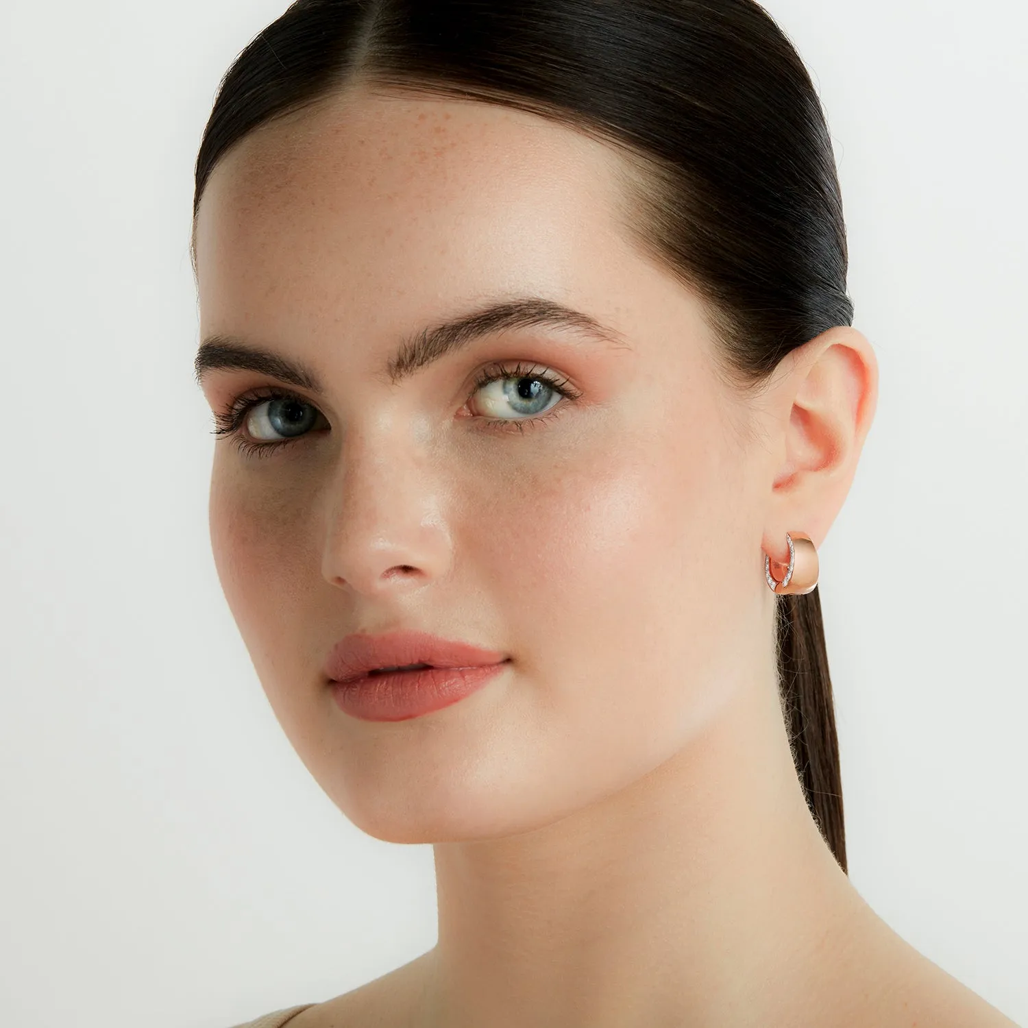 LYTTON 18K HOOPS WITH BLUE SAPPHIRE EDGE